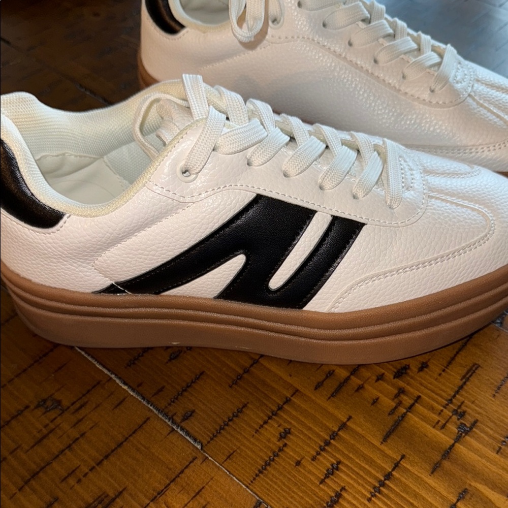 NWOT Black&White platform sneaker🫶